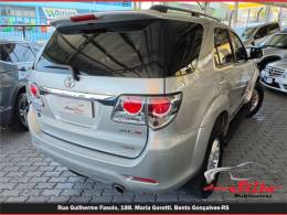 TOYOTA - HILUX SW4 - 2013/2014 - Prata - R$ 157.900,00