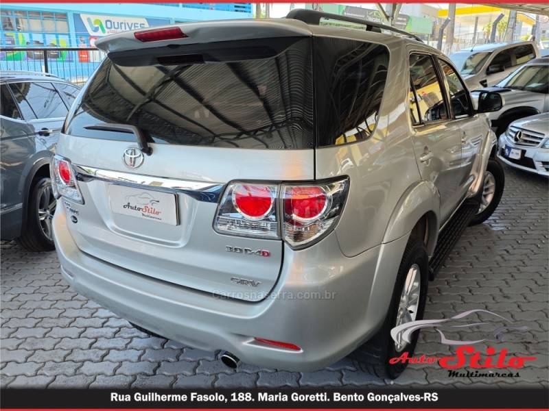 TOYOTA - HILUX SW4 - 2013/2014 - Prata - R$ 157.900,00