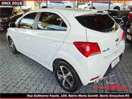 CHEVROLET - ONIX - 2017/2018 - Branca - R$ 68.900,00