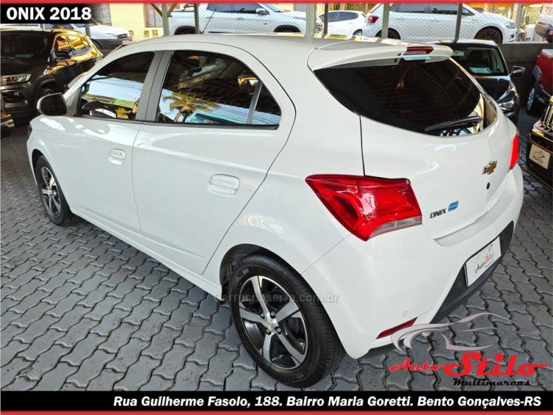 CHEVROLET - ONIX - 2017/2018 - Branca - R$ 68.900,00