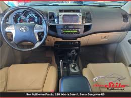 TOYOTA - HILUX SW4 - 2013/2014 - Prata - R$ 157.900,00