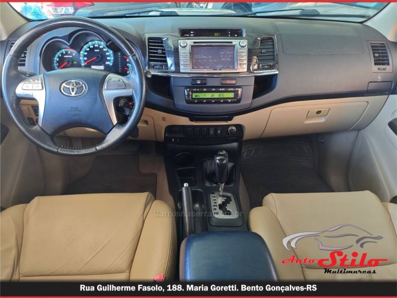 TOYOTA - HILUX SW4 - 2013/2014 - Prata - R$ 157.900,00
