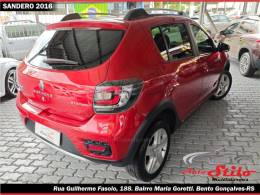 RENAULT - SANDERO - 2015/2016 - Vermelha - R$ 46.900,00