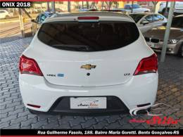 CHEVROLET - ONIX - 2017/2018 - Branca - R$ 68.900,00