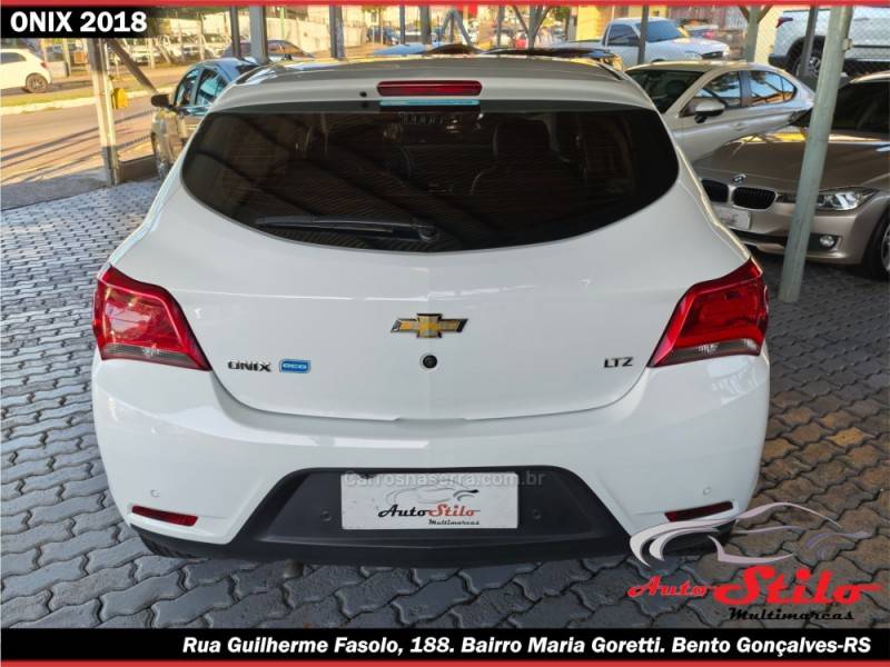 CHEVROLET - ONIX - 2017/2018 - Branca - R$ 68.900,00
