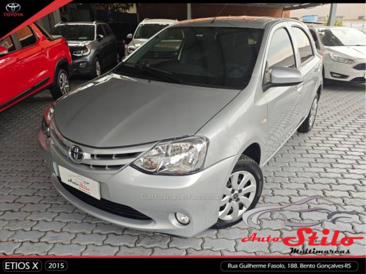 TOYOTA - ETIOS - 2015/2015 - Prata - R$ 45.900,00