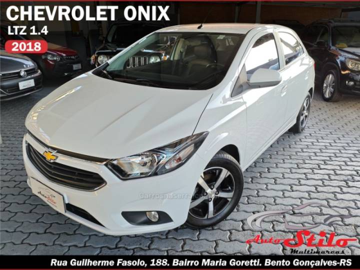 CHEVROLET - ONIX - 2017/2018 - Branca - R$ 68.900,00