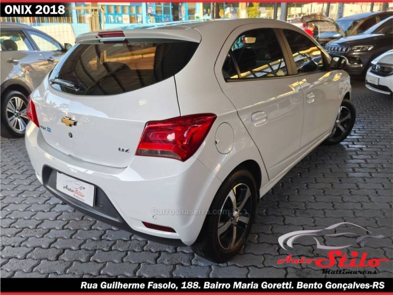 CHEVROLET - ONIX - 2017/2018 - Branca - R$ 68.900,00