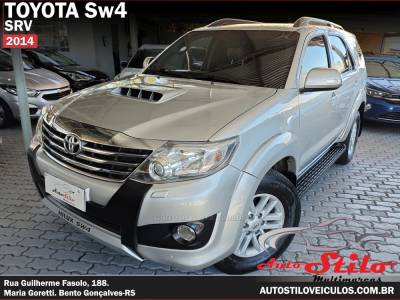 TOYOTA - HILUX SW4 - 2013/2014 - Prata - R$ 157.900,00