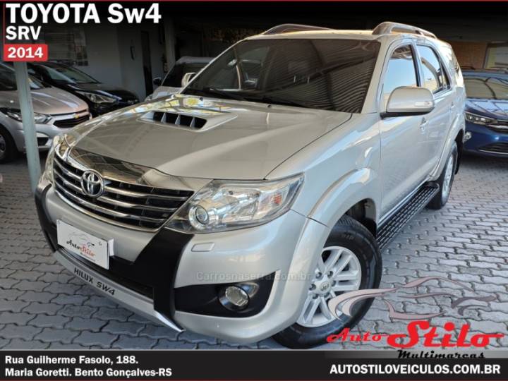 TOYOTA - HILUX SW4 - 2013/2014 - Prata - R$ 157.900,00