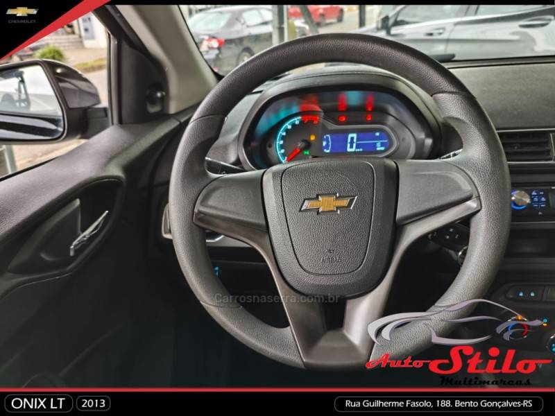 CHEVROLET - ONIX - 2013/2013 - Preta - R$ 41.900,00