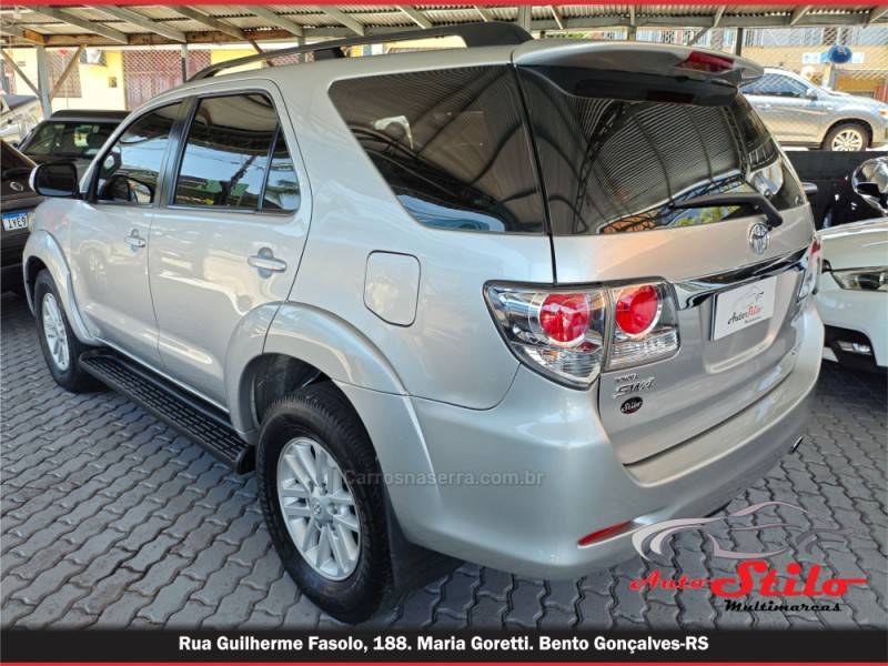 TOYOTA - HILUX SW4 - 2013/2014 - Prata - R$ 157.900,00