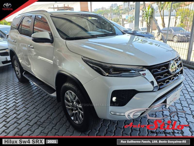 TOYOTA - HILUX SW4 - 2021/2021 - Branca - R$ 297.900,00