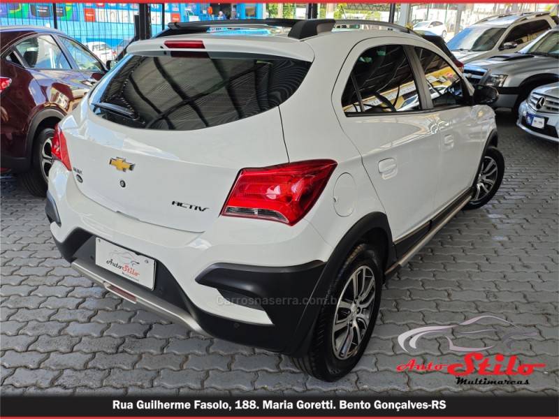 CHEVROLET - ONIX - 2017/2018 - Branca - R$ 69.900,00