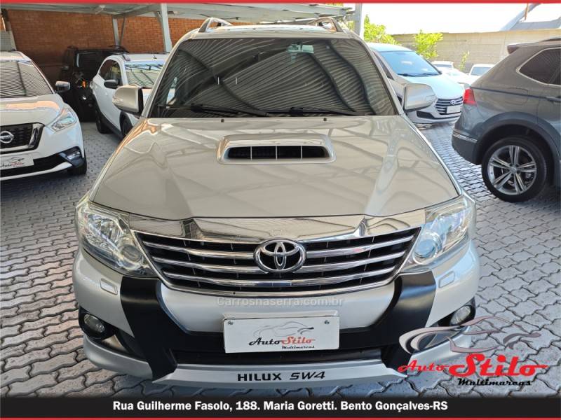 TOYOTA - HILUX SW4 - 2013/2014 - Prata - R$ 157.900,00