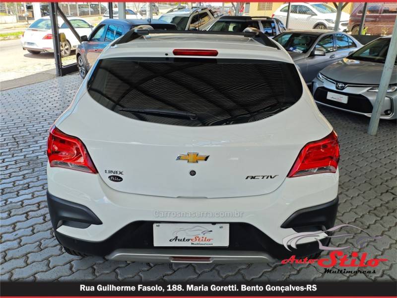 CHEVROLET - ONIX - 2017/2018 - Branca - R$ 69.900,00