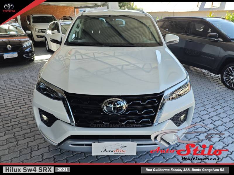 TOYOTA - HILUX SW4 - 2021/2021 - Branca - R$ 297.900,00