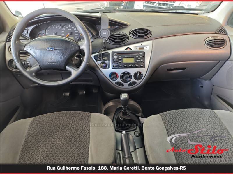 FORD - FOCUS - 2002/2002 - Preta - R$ 17.900,00