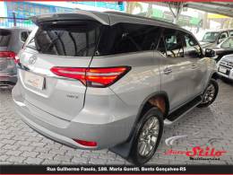 TOYOTA - HILUX SW4 - 2023/2023 - Prata - R$ 314.900,00