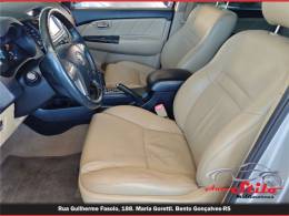 TOYOTA - HILUX SW4 - 2013/2014 - Prata - R$ 157.900,00