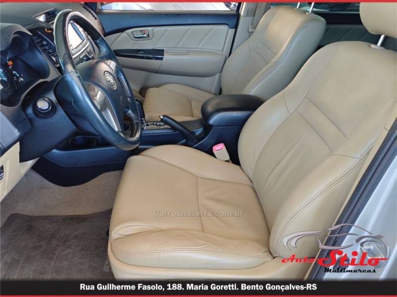 TOYOTA - HILUX SW4 - 2013/2014 - Prata - R$ 157.900,00