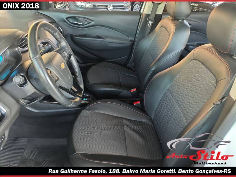 CHEVROLET - ONIX - 2017/2018 - Branca - R$ 68.900,00
