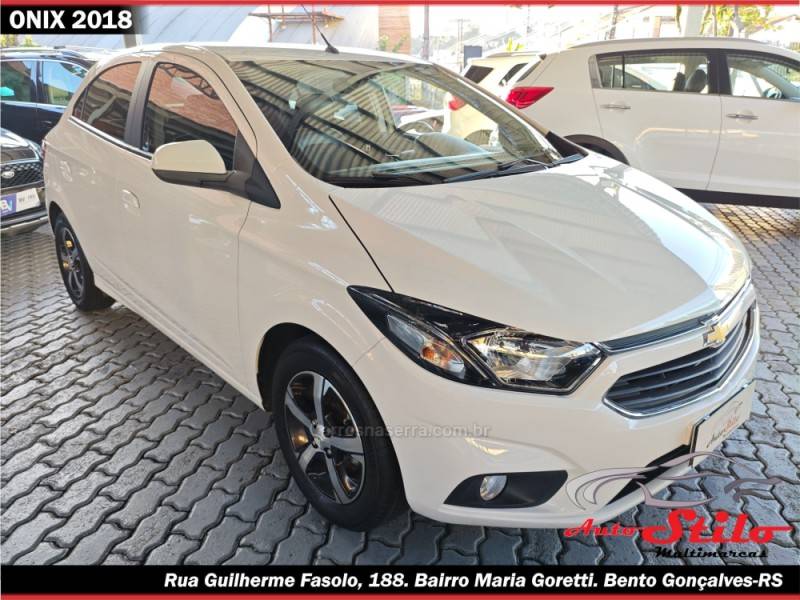 CHEVROLET - ONIX - 2017/2018 - Branca - R$ 68.900,00