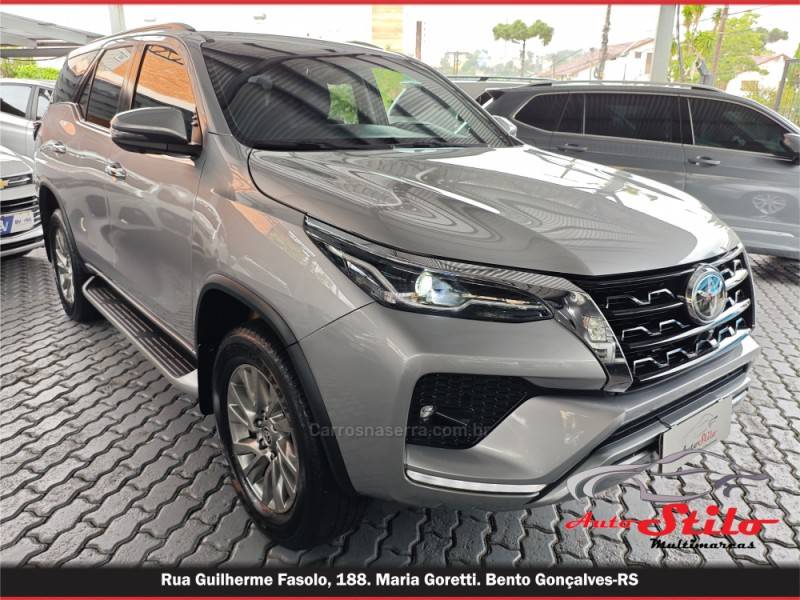 TOYOTA - HILUX SW4 - 2023/2023 - Prata - R$ 314.900,00