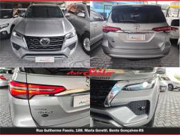 TOYOTA - HILUX SW4 - 2023/2023 - Prata - R$ 314.900,00
