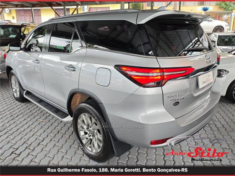 TOYOTA - HILUX SW4 - 2023/2023 - Prata - R$ 314.900,00