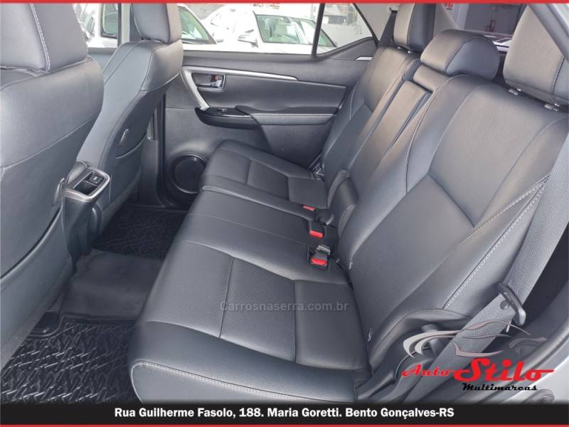 TOYOTA - HILUX SW4 - 2023/2023 - Prata - R$ 314.900,00