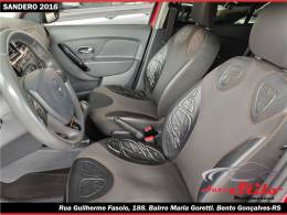 RENAULT - SANDERO - 2015/2016 - Vermelha - R$ 46.900,00