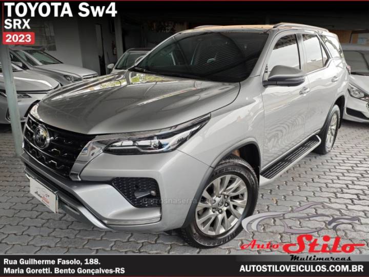 TOYOTA - HILUX SW4 - 2023/2023 - Prata - R$ 314.900,00