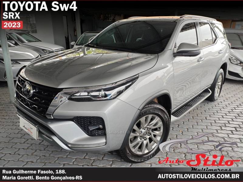 TOYOTA - HILUX SW4 - 2023/2023 - Prata - R$ 314.900,00