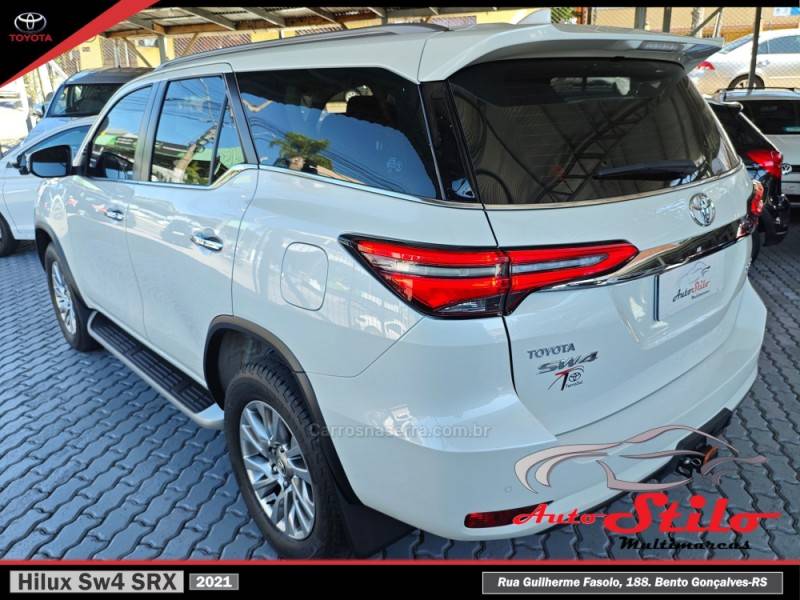 TOYOTA - HILUX SW4 - 2021/2021 - Branca - R$ 297.900,00