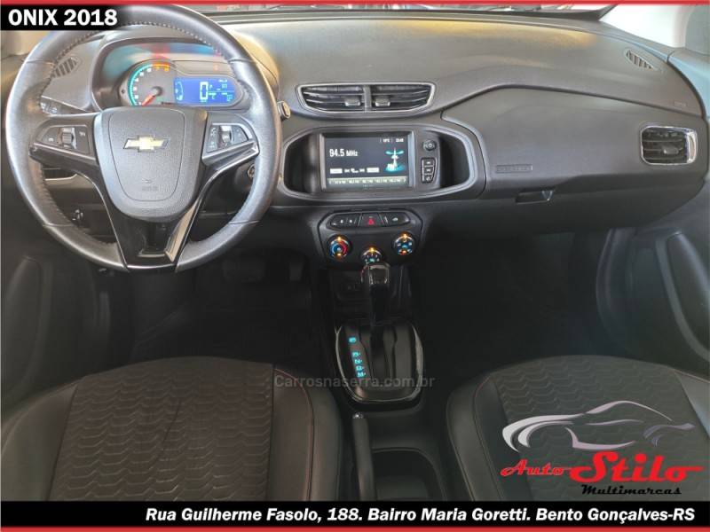 CHEVROLET - ONIX - 2017/2018 - Branca - R$ 68.900,00