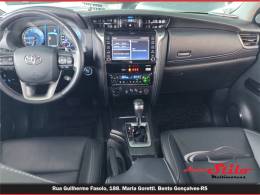 TOYOTA - HILUX SW4 - 2023/2023 - Prata - R$ 314.900,00