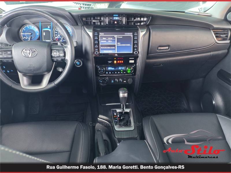 TOYOTA - HILUX SW4 - 2023/2023 - Prata - R$ 314.900,00