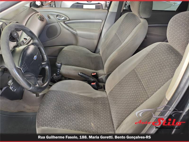 FORD - FOCUS - 2002/2002 - Preta - R$ 17.900,00