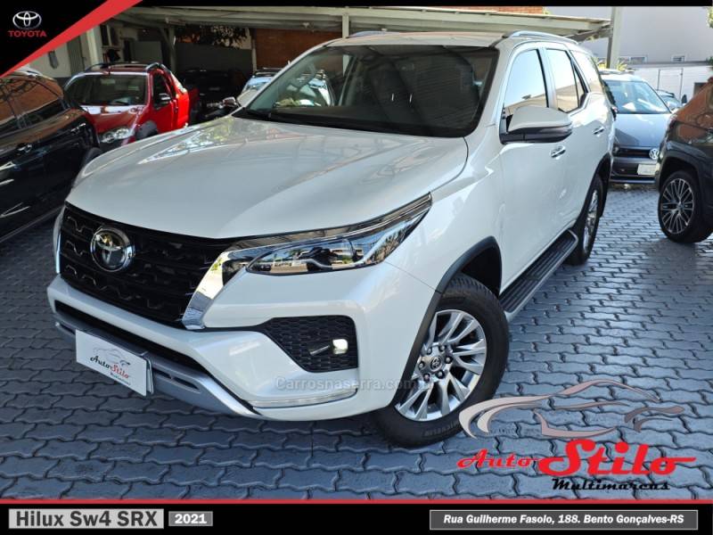 TOYOTA - HILUX SW4 - 2021/2021 - Branca - R$ 297.900,00